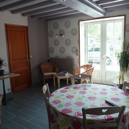 Les Volets Bleus Bed and Breakfast Saint-Martin-des-Entrées Exteriör bild