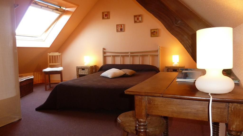 Les Volets Bleus Bed and Breakfast Saint-Martin-des-Entrées Rum bild